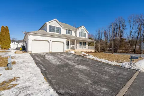 346 E Center St, Wind Gap, PA 18091 photo 2