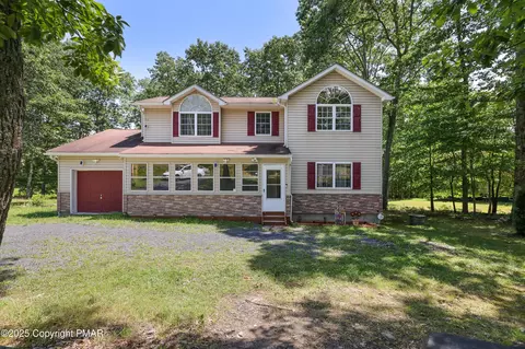 138 Kensington Dr, Bushkill, PA 18324