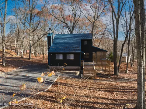 226 Robin Ct, Bushkill, PA 18324 photo 2
