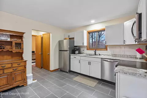 226 Robin Ct, Bushkill, PA 18324 photo 4