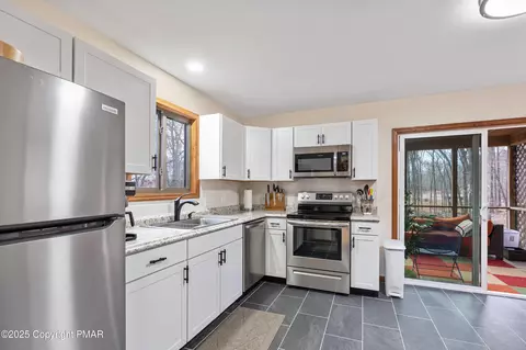 226 Robin Ct, Bushkill, PA 18324 photo 6