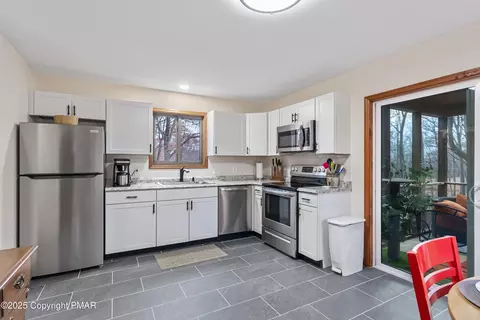 226 Robin Ct, Bushkill, PA 18324 photo 5