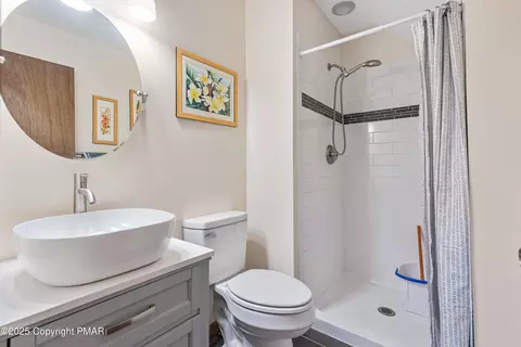 226 Robin Ct, Bushkill, PA 18324 photo 8
