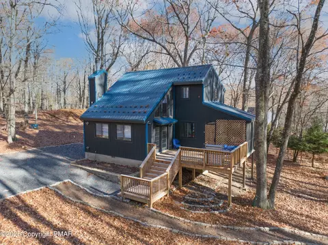 226 Robin Ct, Bushkill, PA 18324
