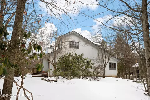 2222 Hillcrest Dr, Pocono Pines, PA 18350