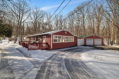 810 Buckhorn Ct, Hawley, PA 18428