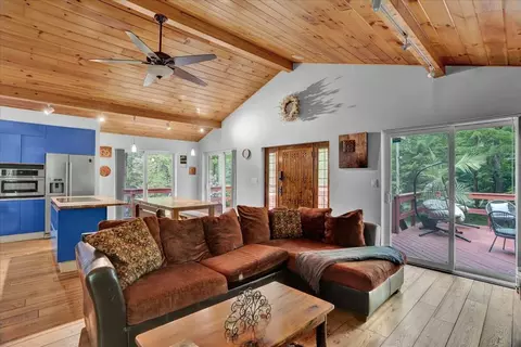 926 Sir Lionel Ct, Pocono Lake, PA 18347