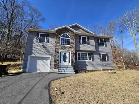 800 Wedgewood Lake Dr, Stroudsburg, PA 18360