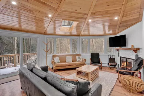 2326 Hillcrest Dr, Pocono Pines, PA 18350