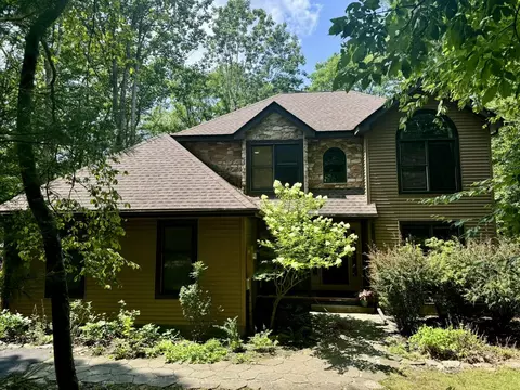 542 Hallowood Dr, East Stroudsburg, PA 18302