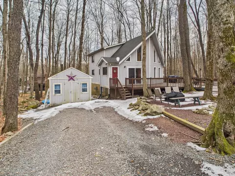 194 Wyomissing Dr, Pocono Lake, PA 18347