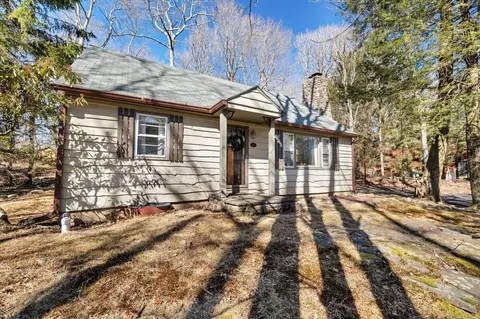 131 Crest Dr, Lake Harmony, PA 18624