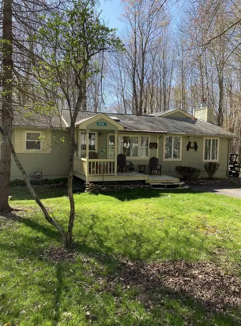 2176 Tuscarora Dr, Pocono Lake, PA 18347