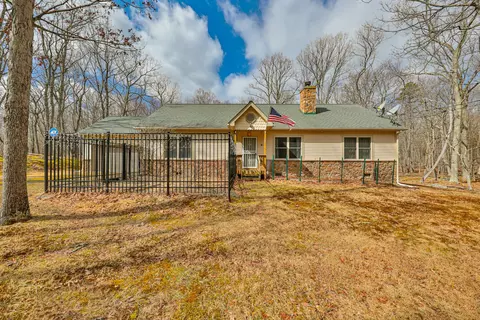 102 Oak Ridge Ct, Hawley, PA 18428