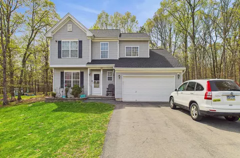 2138 Bedford Dr, Bushkill, PA 18324