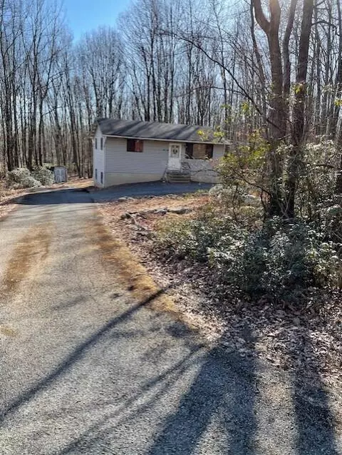 2512 Green Forest Ct, Kunkletown, PA 18058