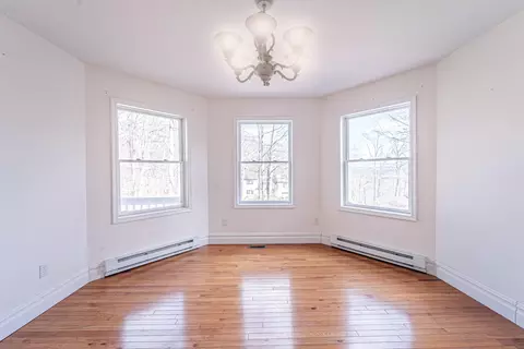 Living - 173 Murphy Cir, Bushkill, PA 18324 photo 2 of 4