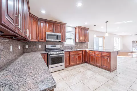Kitchen - 173 Murphy Cir, Bushkill, PA 18324 photo 4 of 6