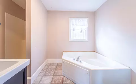 Bath - 173 Murphy Cir, Bushkill, PA 18324 photo 4 of 6