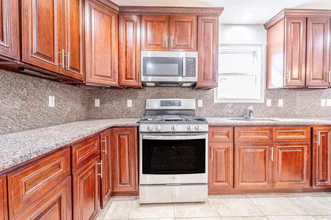 Kitchen - 173 Murphy Cir, Bushkill, PA 18324 photo 2 of 6