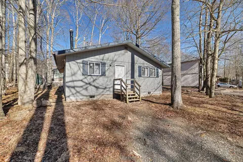 8560 Hillcrest Dr, Tobyhanna, PA 18466
