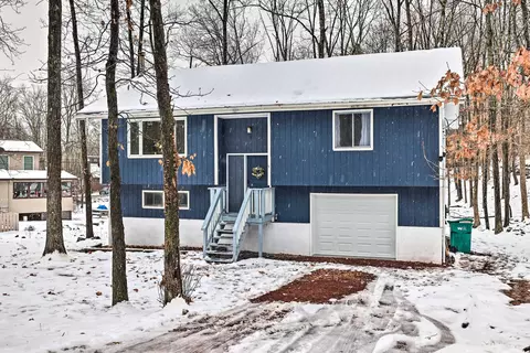 8209 Pine Grove Dr, East Stroudsburg, PA 18301