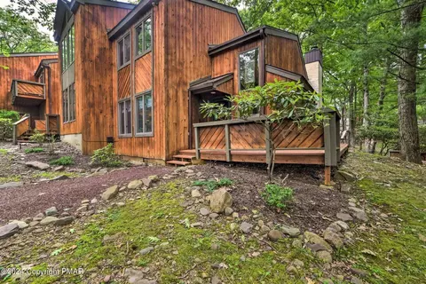 41 Ruffed Grouse Ct, Lake Harmony, PA 18624