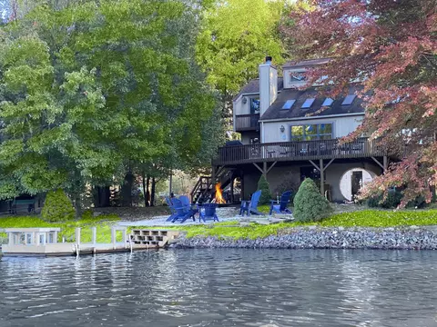1319 Arrowhead Dr, Pocono Lake, PA 18347