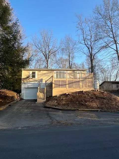 157 Pinewood Dr N, East Stroudsburg, PA 18302