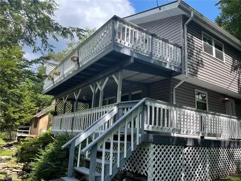 9496 Juniper Dr, Tobyhanna, PA 18466