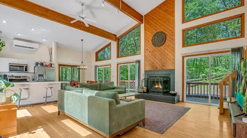 106 Stowe Ln, Tafton, PA 18464