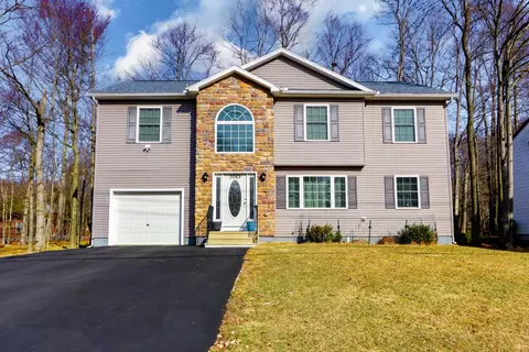 3063 Briarwood Dr, Tobyhanna, PA 18466
