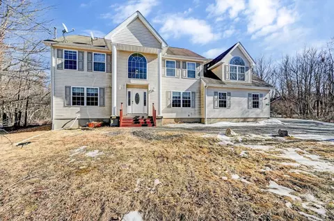 136 Yellow Birch Ln, Long Pond, PA 18334