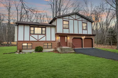 145 Magic Mountain Rd, Henryville, PA 18332