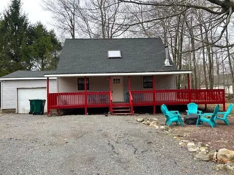 1216 Country Place Dr, Tobyhanna, PA 18466