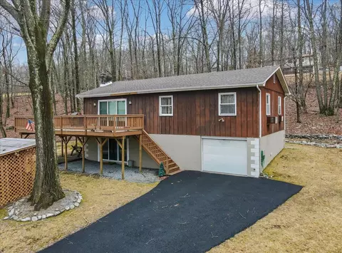 1133 Maple Lake Dr, Bushkill, PA 18324