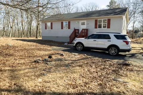 3368 Bluebird Dr, Bushkill, PA 18324