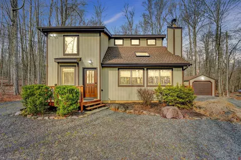 1422 Redwood Ter, Pocono Pines, PA 18350