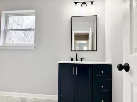 Bath - 1212 Falls Rd, Bushkill, PA 18324 photo 7 of 9