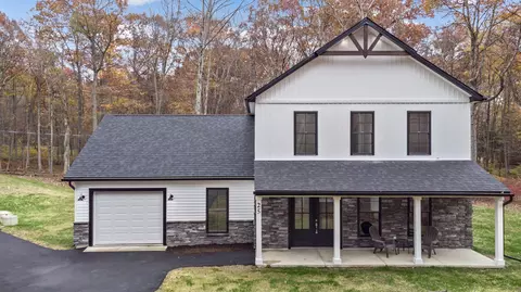 25 Oak Ln W, Lehighton, PA 18235