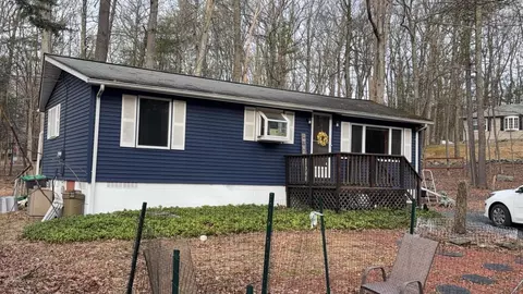 106 Delta Dr, Dingmans Ferry, PA 18328