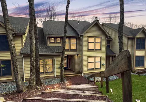 427 Oak Ct, Tannersville, PA 18372