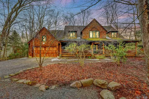 5232 Woodland Ave, Pocono Pines, PA 18350