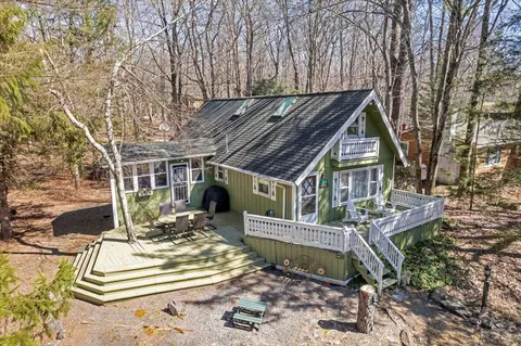 324 Owassa Dr, Pocono Lake, PA 18347