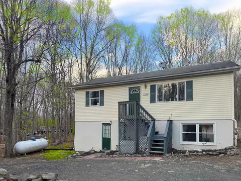 1204 Bear Dr, Bushkill, PA 18324 photo 1