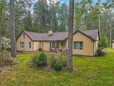 427 Stillwater Dr, Pocono Summit, PA 18346