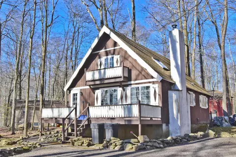 113 Outer Dr, Pocono Lake, PA 18347