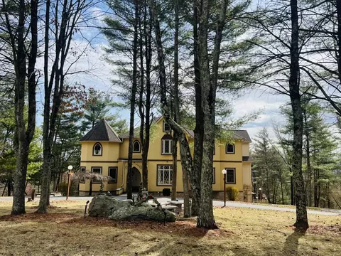 5759 Wildflower Cir, Stroudsburg, PA 18360