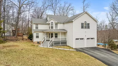 3211 Lake View Dr, Henryville, PA 18332