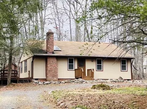 1122 Seven Nations Ln, Tobyhanna, PA 18466